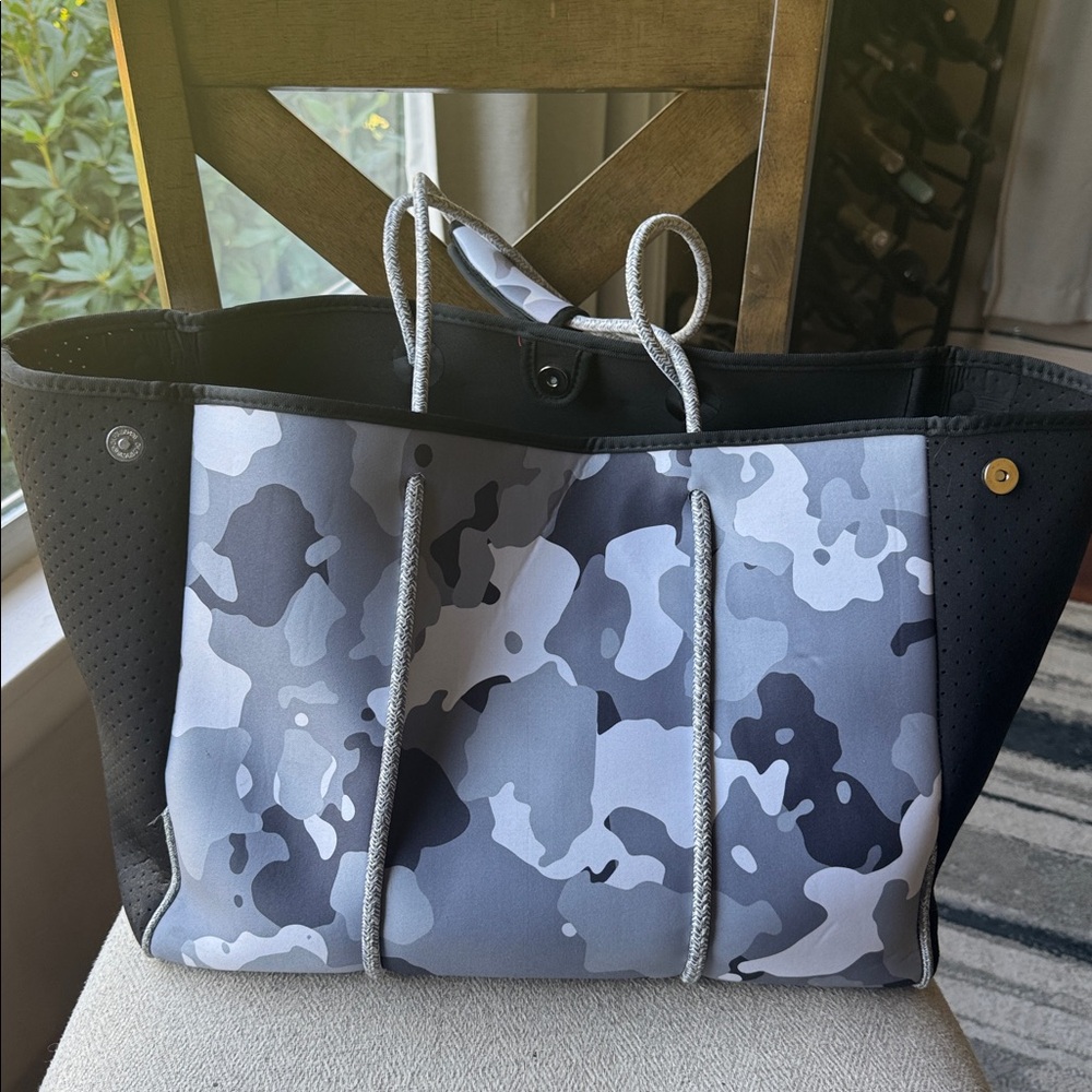 Camouflage Neoprene Bag with Pink Accent Stripe - Picture 2 of 5